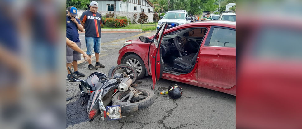Conductor provoca fuerte choque al no respetar una señal de alto en La Libertad