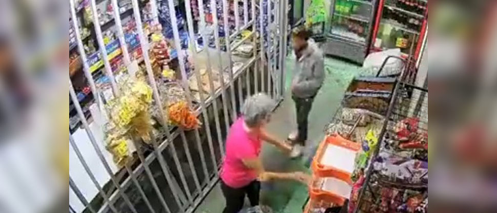 MÉXICO: captan momento cuando sujeto asalta a anciana dentro de una tienda