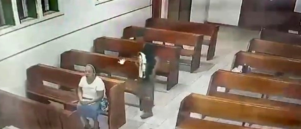 MÉXICO: sujeto asalta a mujer que rezaba en una iglesia de Veracruz