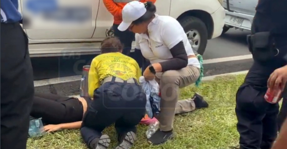 Atienden a jovencita que se desmayó mientras disfrutaba el Desfile del Correo