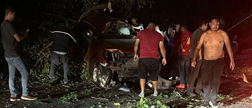 Conductor queda atrapado en su vehículo tras fuerte choque en carretera de Oro