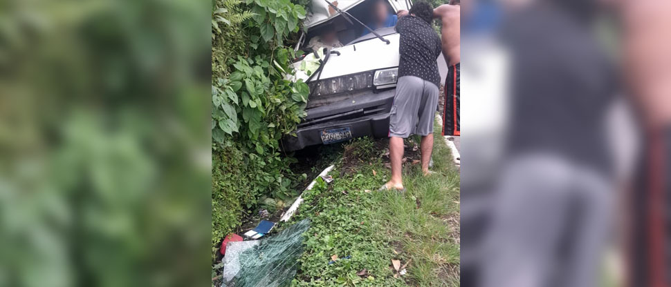 Conductor y acompañante quedan atrapados en vehículo tras accidente en carretera a Los Naranjos