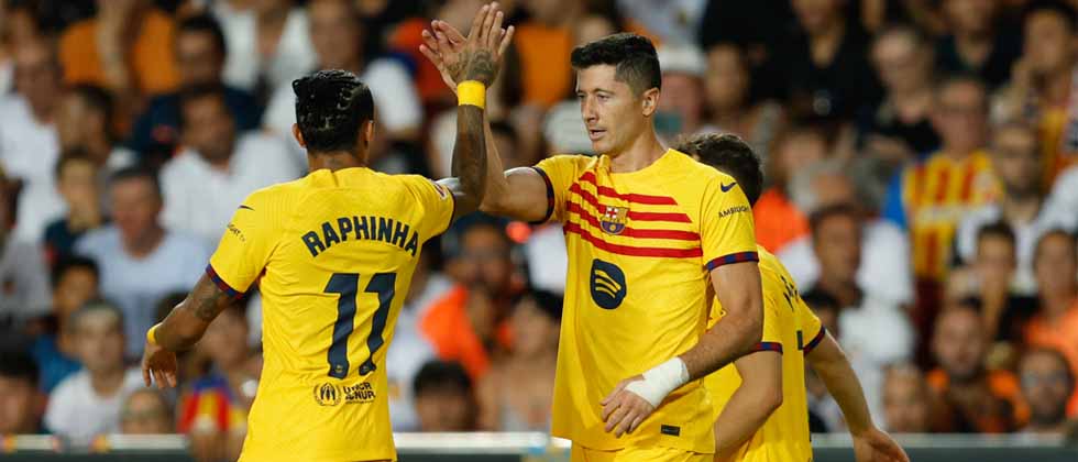 El Barcelona gana al Valencia con polémica