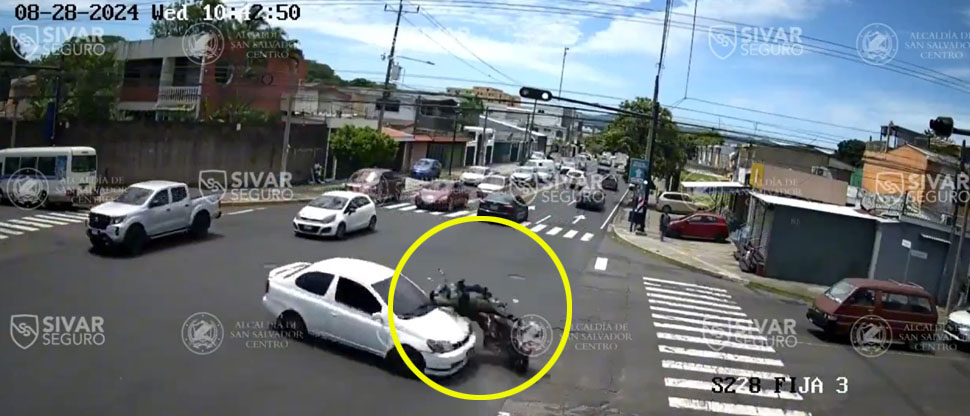 Automovilista se distrae y termina atropellando a un motociclista