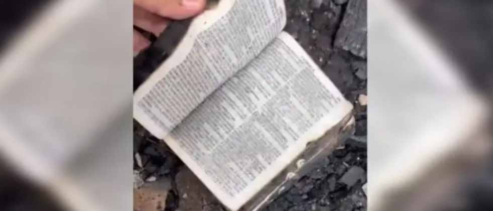 Biblia permanece intacta después de que un incendio destruyera una casa en Brasil