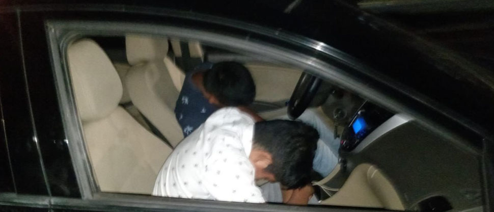Captan a jóvenes en estado de ebriedad dormidos dentro de su carro en Soyapango