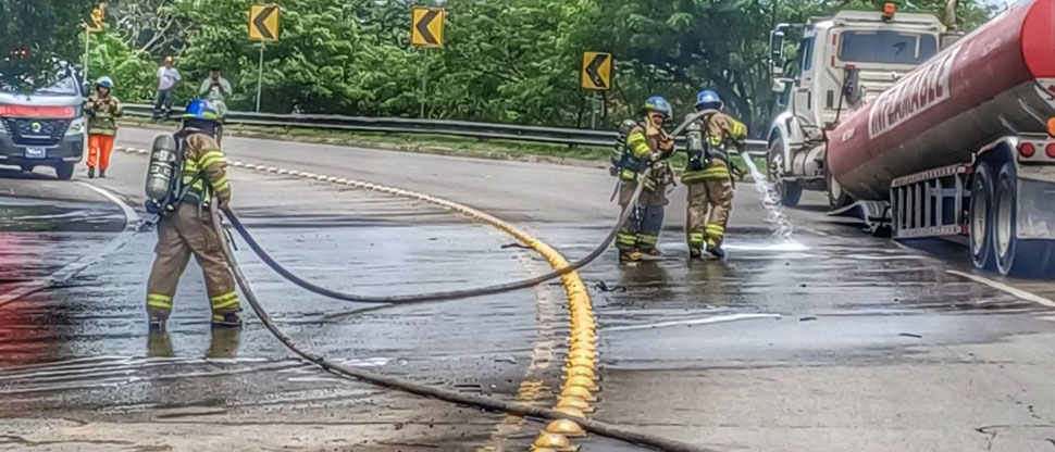Bomberos trabajan en derrame de combustible de una pipa en Santa Tecla