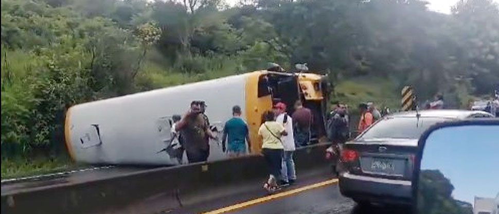 Reportan varios pasajeros lesionados tras volcar autobús en carretera a Sonsonate