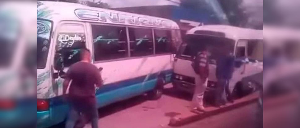 Microbuseros provocan accidente vial por ir disputándose la vía en Apopa