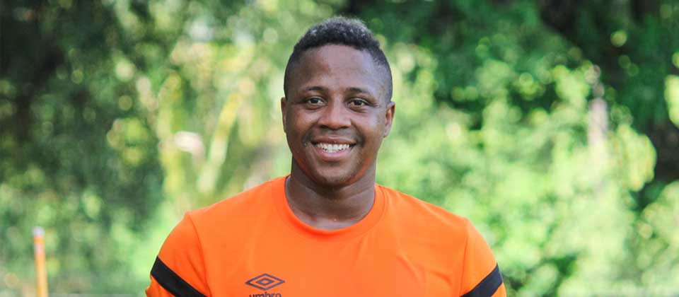Delantero del Águila agarra sus maletas y se va a jugar a Irak
