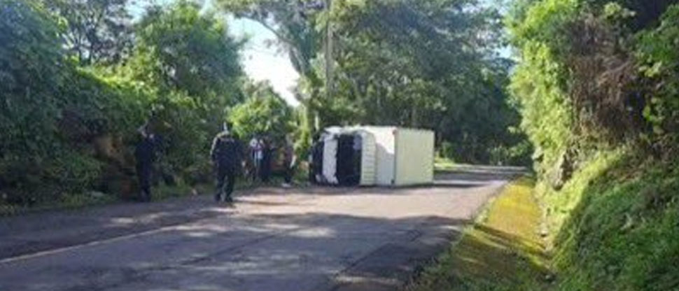 Conductor pierde el control de vehículo y vuelca en carretera a Usulután