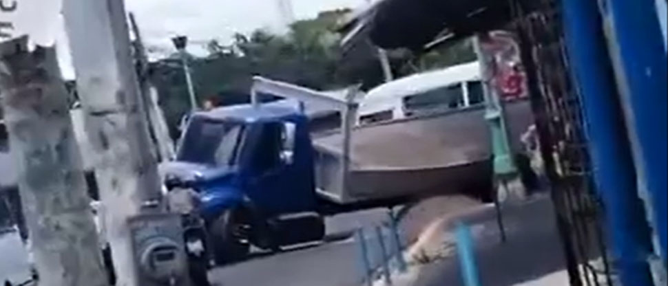 Camión sobrecargado de arena colapsa en el centro de Apopa