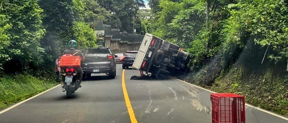 Reportan camión volcado en carretera que de Santa Tecla conduce a Comasagua