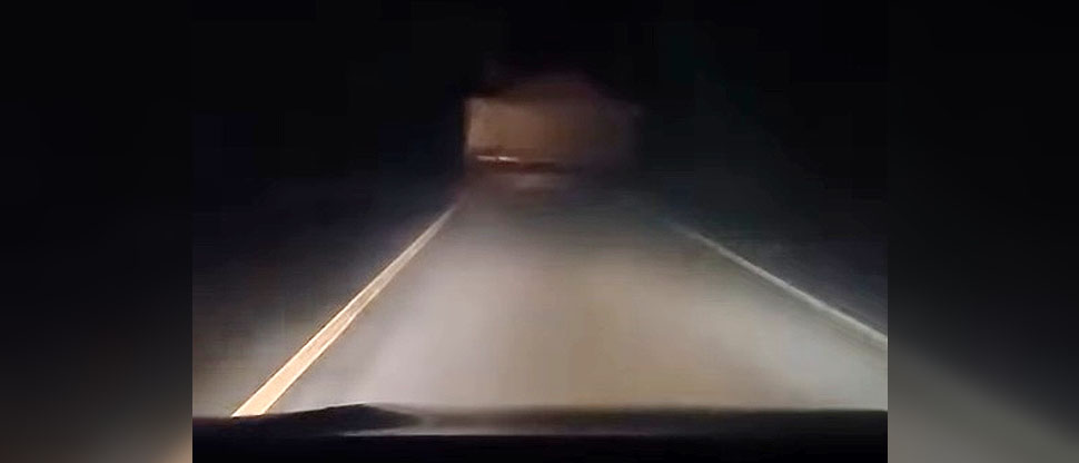 Conductor de camión sin luces traseras casi provoca un accidente en carretera Troncal del Norte