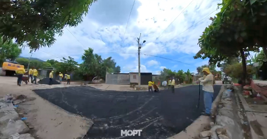 Colocan última capa asfáltica sobre calle afectada por una cárcava en Lourdes, Colón