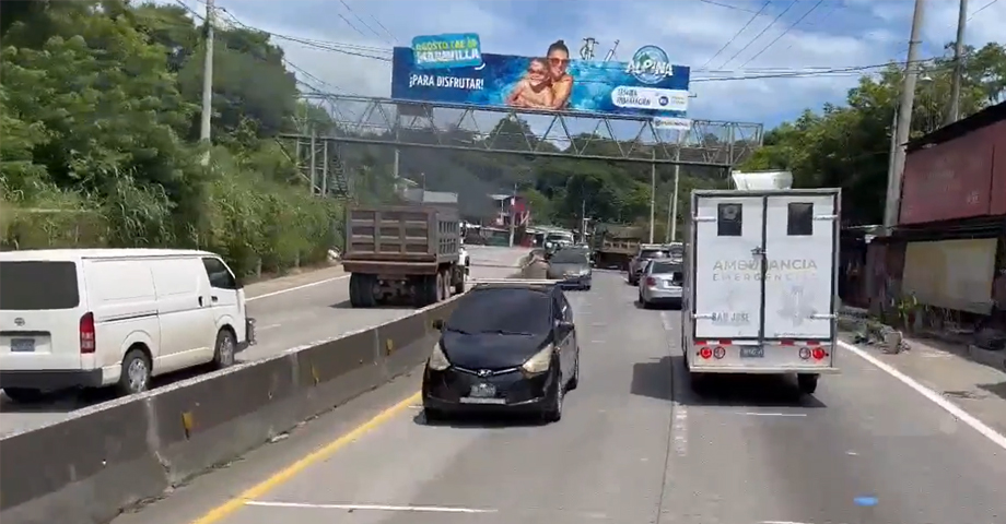 Habilitan carril reversible para atender accidente en carretera al Puerto de La Libertad