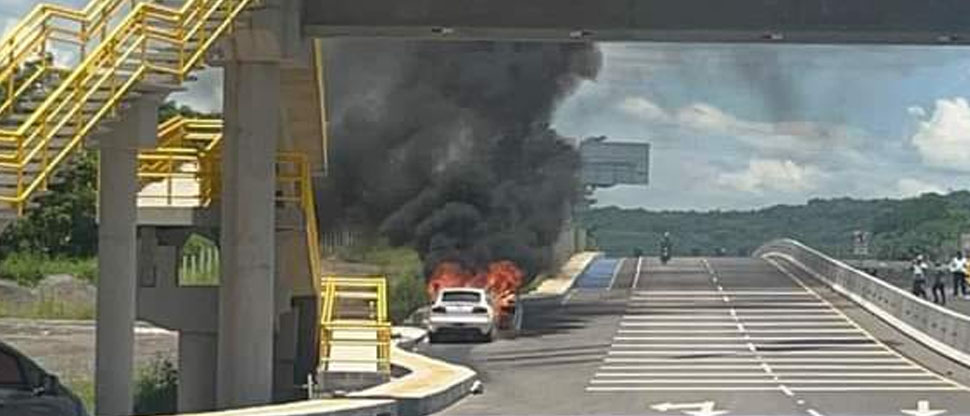 Vehículo se incendia y termina en cenizas en San Miguel