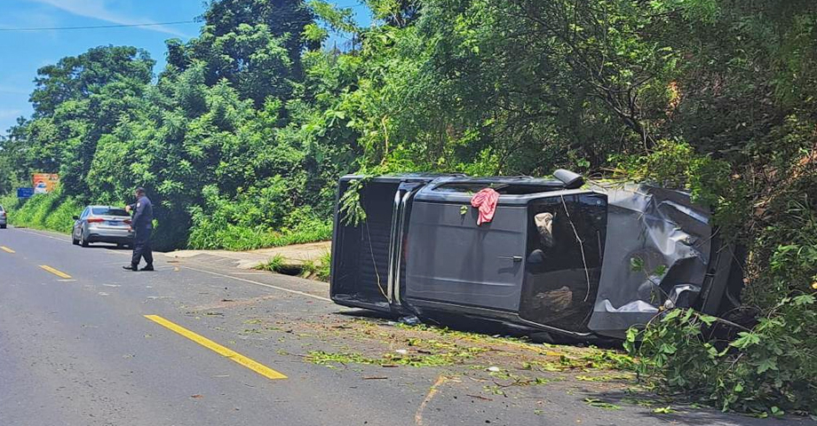 Dos lesionados deja fuerte accidente sobre Longitudinal del Norte, Chalatenango