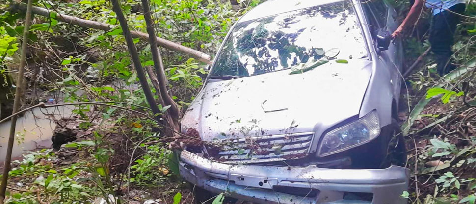 Conductor se salva de milagro tras precipitarse su vehículo hacia un barranco
