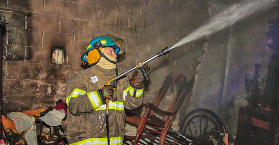 Cuerpo de Bomberos controla incendio en una vivienda de Chalatenango