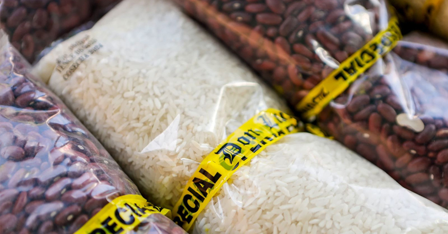 AgroMercados: Paquete de una libra de frijoles y una de arroz baja su precio a $1.30