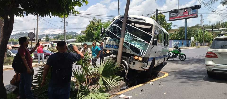 Microbusero de la ruta 101-B pierde el control y choca contra poste