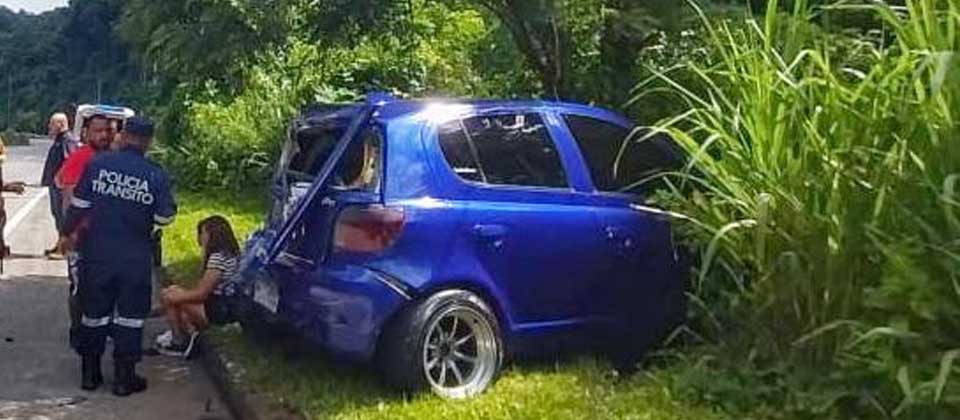 Conductor termina fuera de la carretera del Puerto de La Libertad tras perder el control