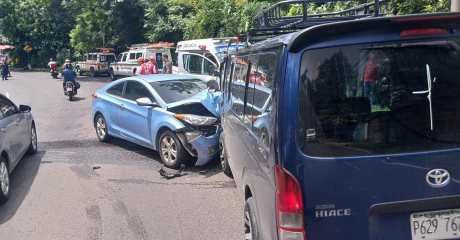 Cuatro lesionados deja fuerte accidente en carretera a los Planes de Renderos