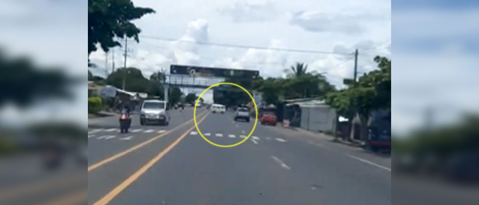 Imprudencia de conductor casi termina en accidente vial en carretera a Las Chinamas
