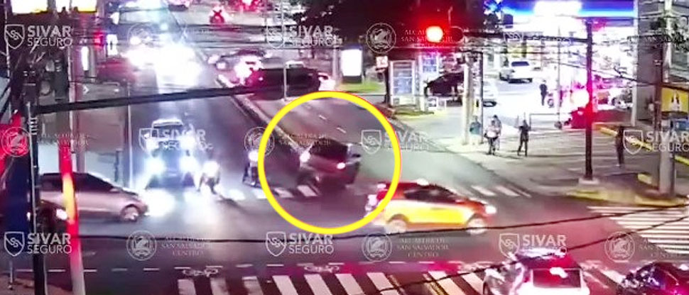 Conductor hace mala maniobra y termina atascado en separador de carriles