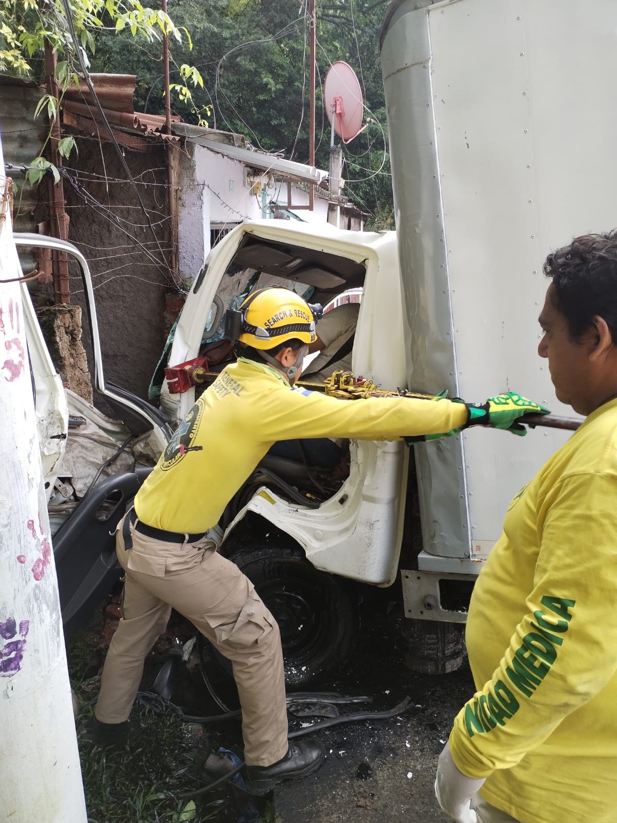 Conductor de camión queda atrapado tras chocar contra vivienda