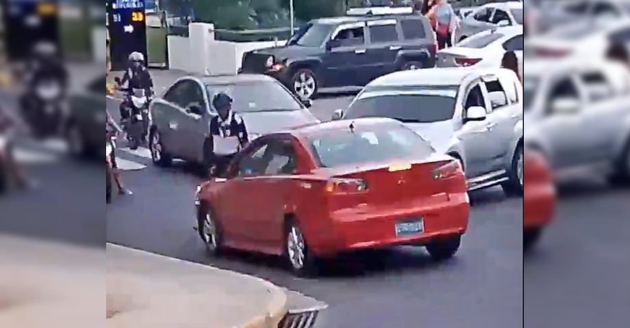 Denuncian a conductor que manejaba en contrasentido al interior de un centro comercial