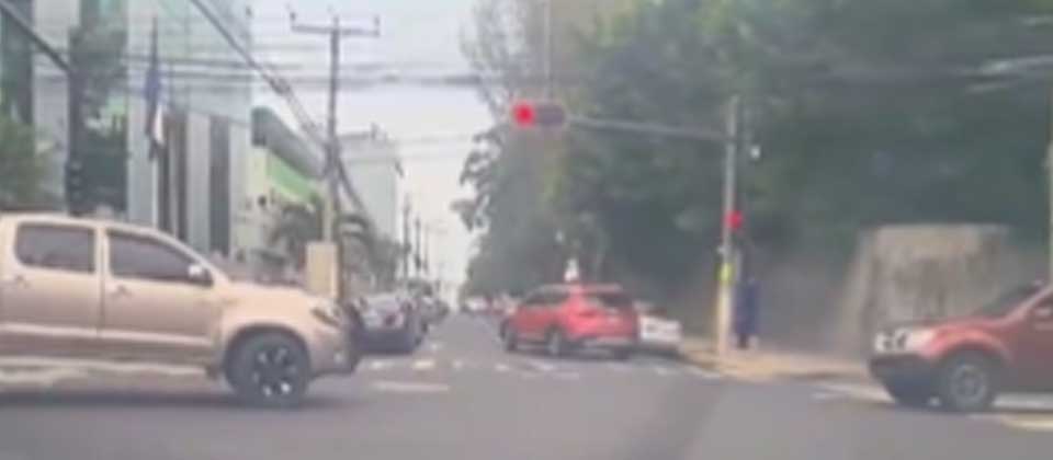 Denuncian a conductor por realizar giro indebido en San Salvador