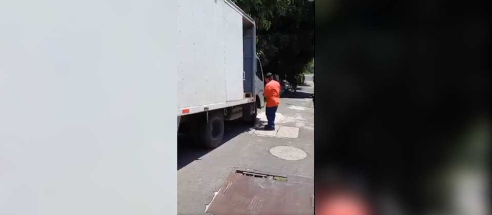 Denuncian a repartidores por bloquear el paso en colonia