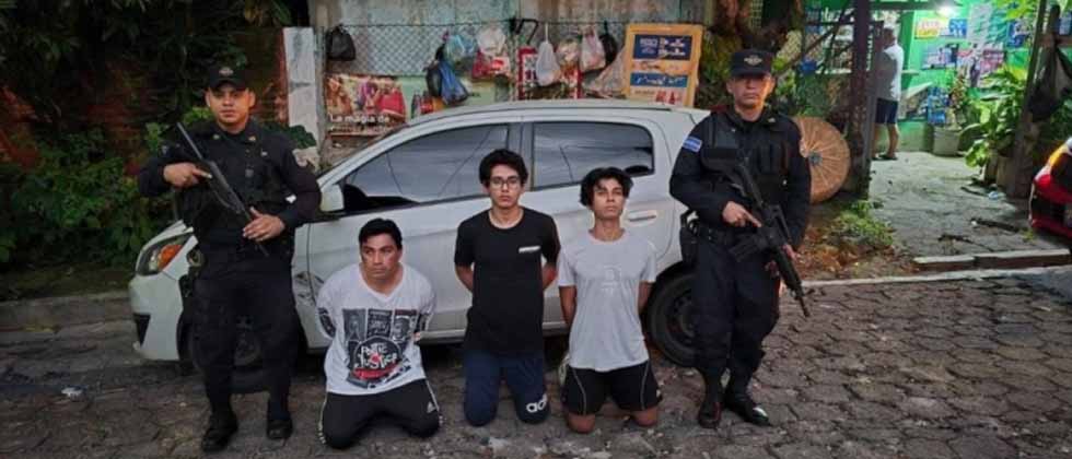 Padre y sus hijos que agredieron a mujer porque no les vendió alcohol concilian por 3 mil dólares