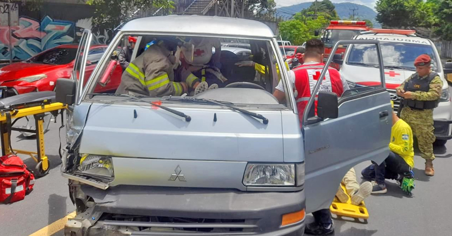 Reportan fuerte accidente sobre bulevar del Ejército en Ilopango