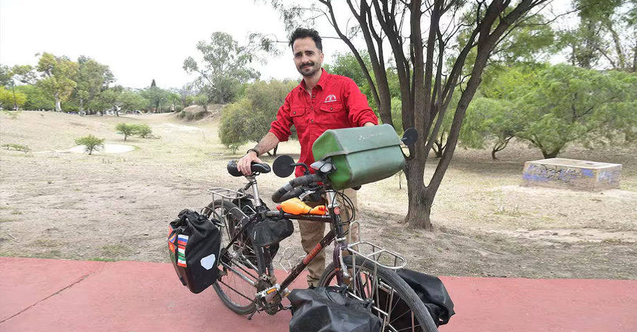 Fotógrafo que viajaba por el mundo en bicicleta muere atropellado en Nigeria