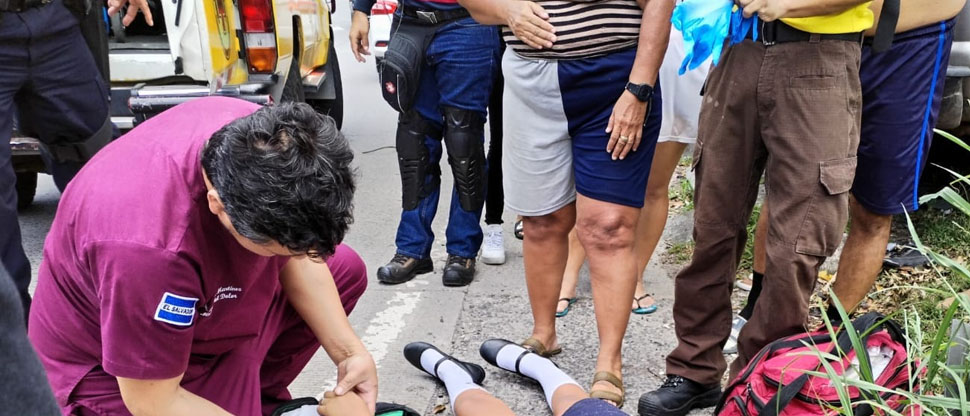 Estudiante resulta lesionada al caerle estructura que se desprendió de un autobús en carretera Troncal del Note