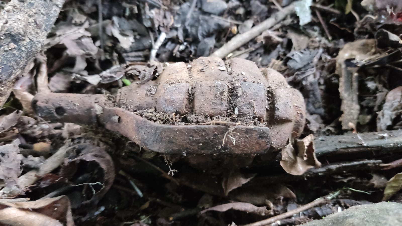 Encuentran granada abandonada en Chalatenango