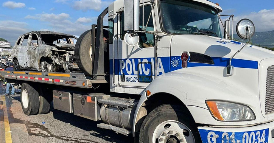 Grúa policial remueve vehículo incendiado y restablecen el paso vehicular en Los Próceres