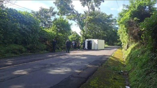 Conductor pierde el control de vehículo y vuelca en carretera a ...