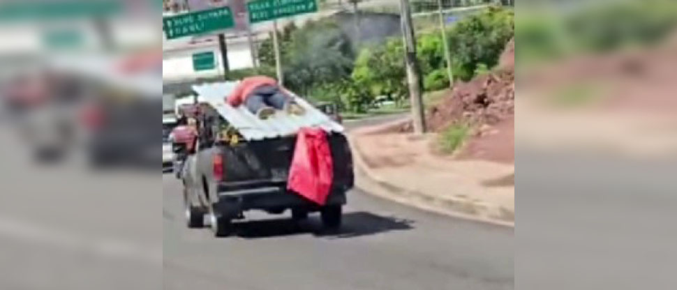 Captan imprudencia de conductor al transportar a sujeto encima de láminas