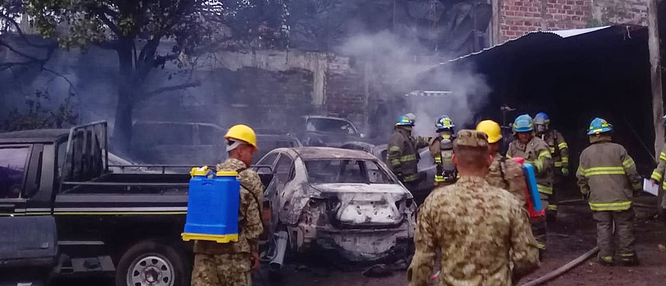 Varios vehículos resultan dañados tras incendio en taller automotriz