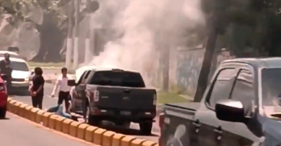 Vehículo se incendia en pleno trafico en San Salvador