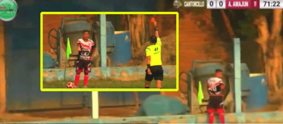 NO AGUANTÓ LAS GANAS: Jugador de fútbol es expulsado por orinar en pleno partido
