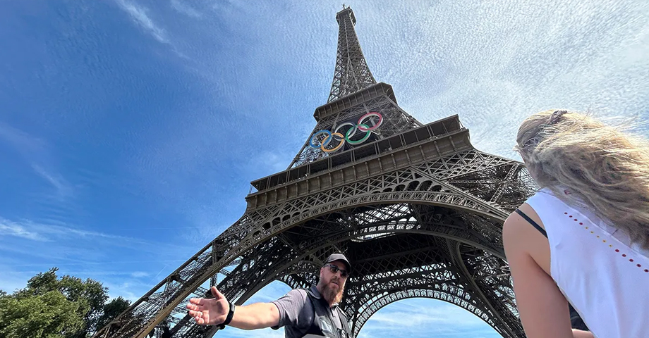 Hombre escala Torre Eiffel y provoca caos previo a la clausura de los Juegos Olímpicos
