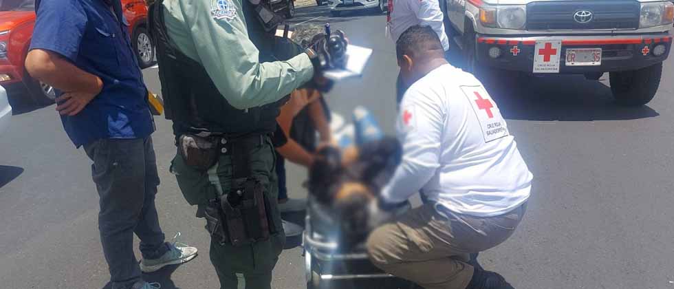 Hombre lesionado tras caer de un microbús en movimiento