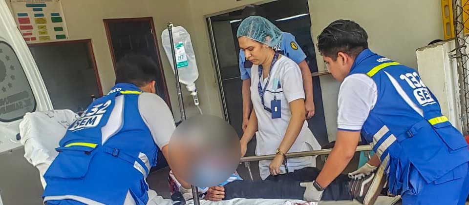 Joven es llevado al hospital tras ser lesionado de la cabeza por un conductor