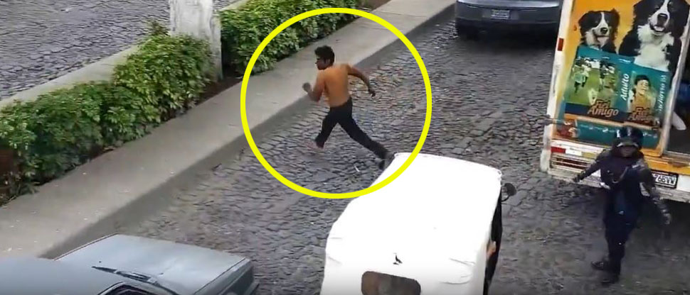 Hombre con discapacidad mental escapa de ambulancia de bomberos y corre por calles de Antigua Guatemala