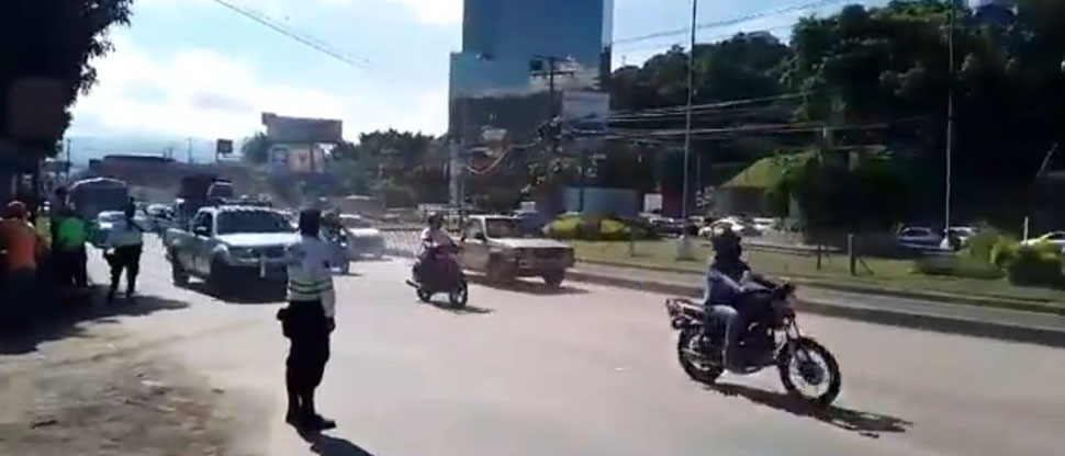 Habilitan carriles de bulevar los Próceres, cerrados por derrame de diésel tras accidente de rastra
